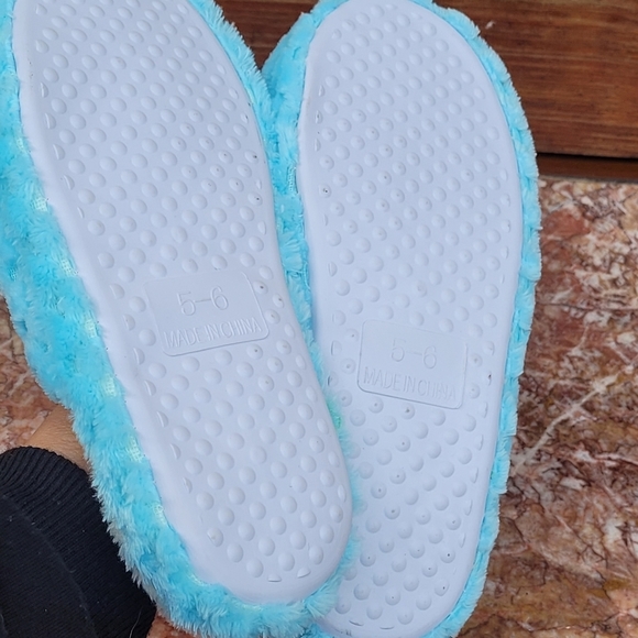 Women's Slippers Sz 5-6 - Picture 5 of 7